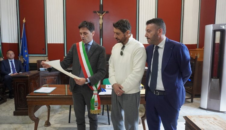 Ercolano, all’attore Giuseppe Zeno la cittadinanza benemerita, il sindaco Buonajuto: “Rappresenta la Ercolano che con dedizione e perseveranza raggiunge traguardi importanti”