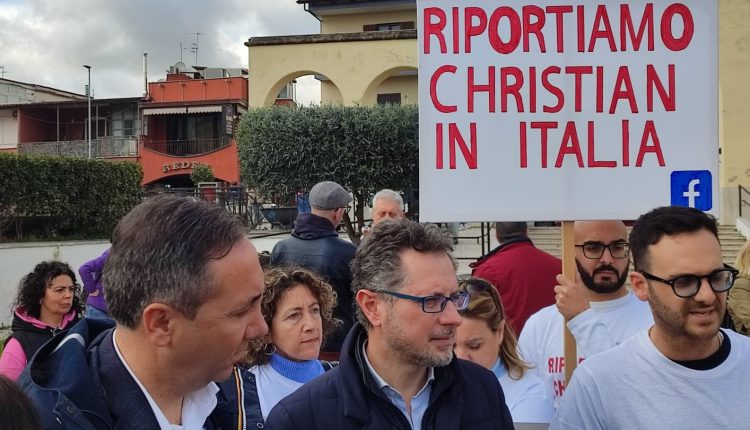 Quarto, flash mob per Christian bimbo di quattro anni che il tribunale inglese ha riportato nel Regno Unito dalla mamma, papà napoletano da febbraio non ha più notizie