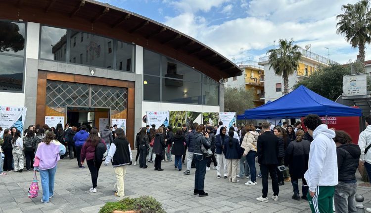 GIORNATA MONDIALE DELL’ACQUA 2024. RACCONTARE L’ACQUA PER EDUCARE AL BENE COMUNE.: a Madonna dell’Arco centinaia di studenti incontrano Nino Daniele per dar vita ad una “Cultura dell’Acqua”.