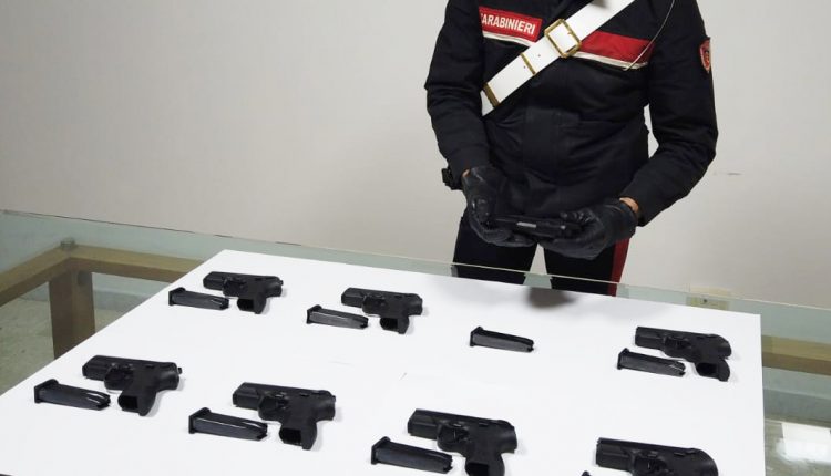 Otto pistole nel trolley rosa, 37enne di Pomigliano arrestato dai Carabinieri appena uscito dal treno proveniente da Mestre  