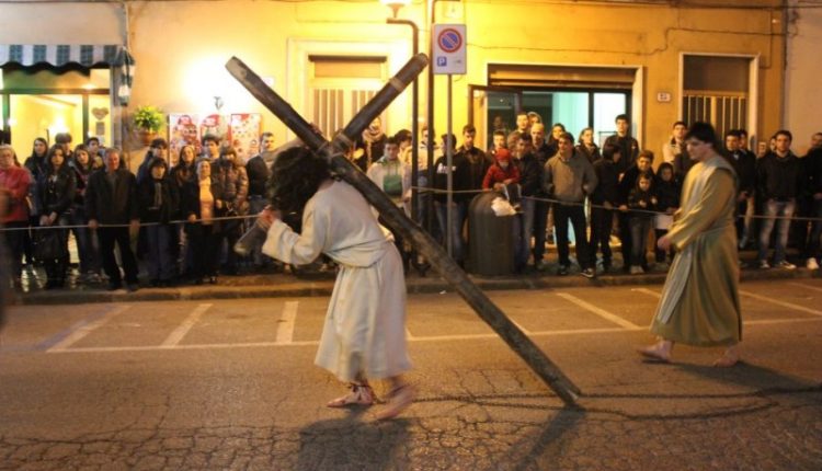 A Somma Vesuviana torna la storica processione del Venerdì Santo: fiammelle lungo il percorso e il coro di donne