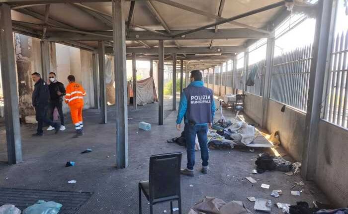 Napoli, sgomberata l’area dell’ex mercato ittico di via Vespucci: era occupata da alcuni senza fissa dimora