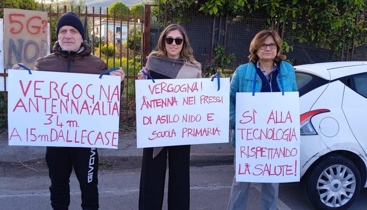Antenne per telefonia mobile vicino alle scuole, i cittadini di Pollena Trocchia in strada a protestare