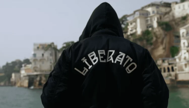 Liberato in incognito a Napoli all’anteprima notturna del film: “Agg’ pariat’ a pazzi”. E poi lancia “Lucia. Stay with Me”