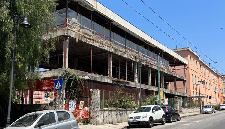 Ex liceo scientifico in Corso Umberto I: pronti per la demolizione della struttura che restituirà a San Giorgio a Cremano un’area attrezzata senza ulteriori volumi