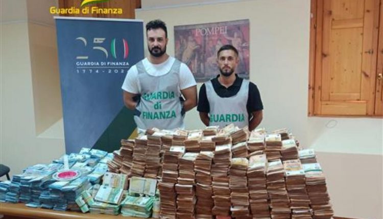 Medico con caveau in casa a Pompei: sequestrati otto milioni di euro suddivisi in mazzette da 20, 50, 100 e 200 euro