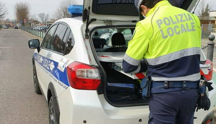 Cinquantamila kg di vestiti usati, scoperto maxi traffico illegale con base nel quartiere Barra-San Giovanni-Ponticelli, denunciate quattro persone