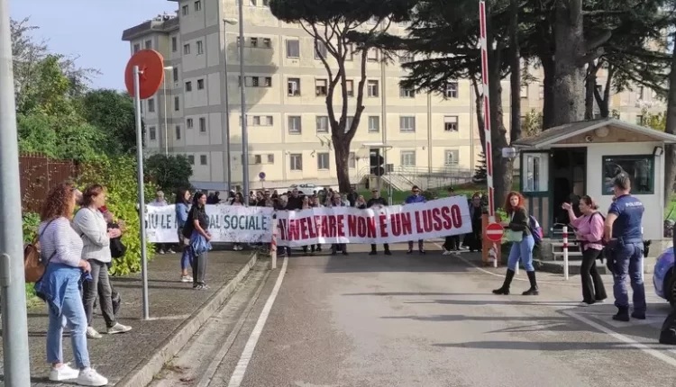 No a 300 licenziamenti, la protesta di Gesco si sposta alla direzione generale della Asl Napoli 1 Centro al Frullone