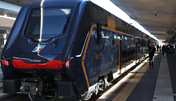 REGIONALE: CONSEGNATI DUE NUOVI TRENI ELETTRICI IN CAMPANIA