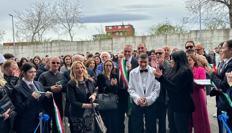 A Ottaviano l’Isis “Luigi De’ Medici” segna un nuovo traguardo con l’inaugurazione del plesso di via Funari, presenti al taglio del nastro dirigente scolastico Vincenzo Falco, il sindaco di Ottaviano Biagio Simonetti, l’assessore regionale Lucia Fortini, la consigliera metropolitana Ilaria Abagnale e il vicario del Vescovo di Nola, monsignor Pasquale Capasso