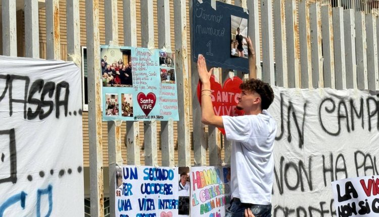Al processo per l’omicidio di Santo, tante mamme, gli amici e Simona la fidanzata della promessa del calcio. Accolto il rito abbreviato, discussione rinviata il 29 aprile