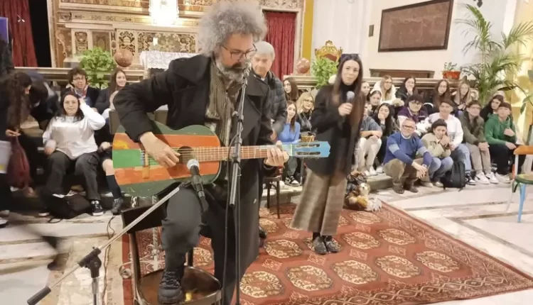 Dialoghi con i giovani per il Giubileo – Migranti, Simone Cristicchi con don Mimmo Battaglia suona chitarra fatta col legno dei barconi