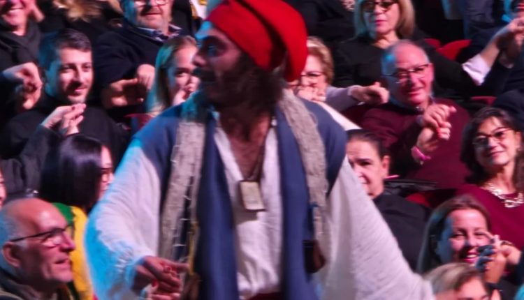 Musicisti di strada in piazza a Napoli contro regolamento del Comune: Giocolieri, ‘Pulcinella’ e ‘Masaniello tutti assieme appassionatamente