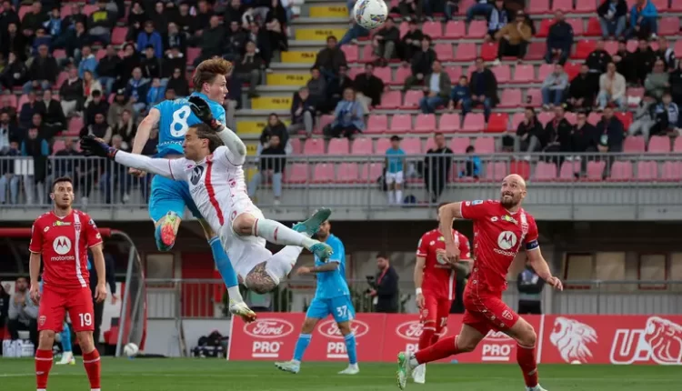 Il Napoli batte il Monza e aggancia l’Inter: il sogno scudetto resta vivo