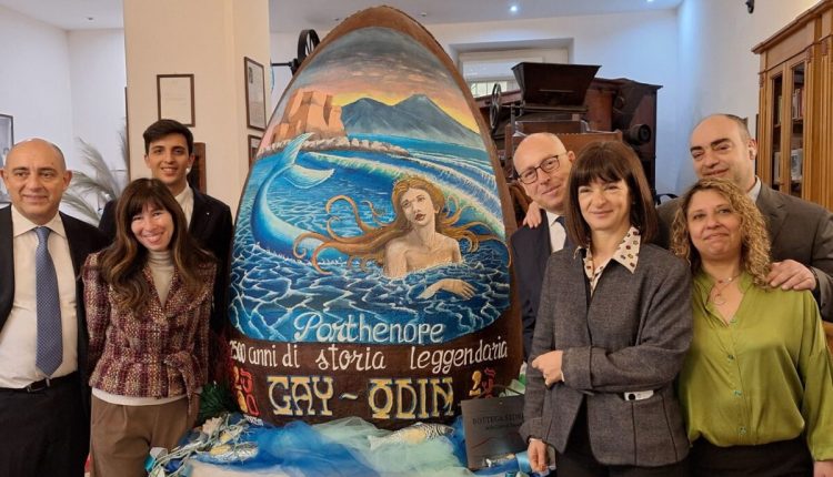 Presentata la scultura di Gay Odin, un uovo di Pasqua dedicato ai 2500 anni di Napoli