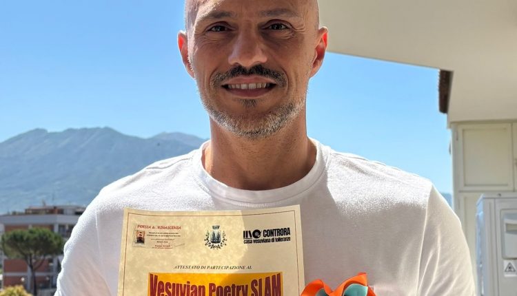 Terza edizione del “Vesuvian Poetry Slam”, vince Raffaele De Mato: successo di pubblico e consenso per la gara poetica riservata ad autori performativi tenutasi a Pollena Trocchia