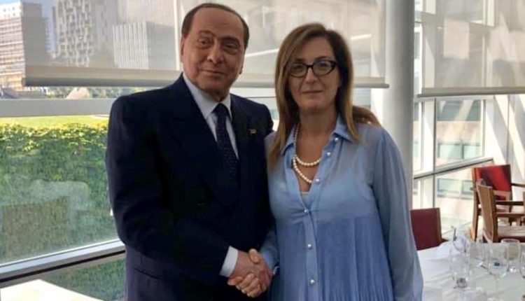 ELEZIONI REGIONALI CAMPANIA 2025 – A sinistra si turano il naso ma dicono “sì”, a destra prendono tempo. E spuntano i nomi di due donne
