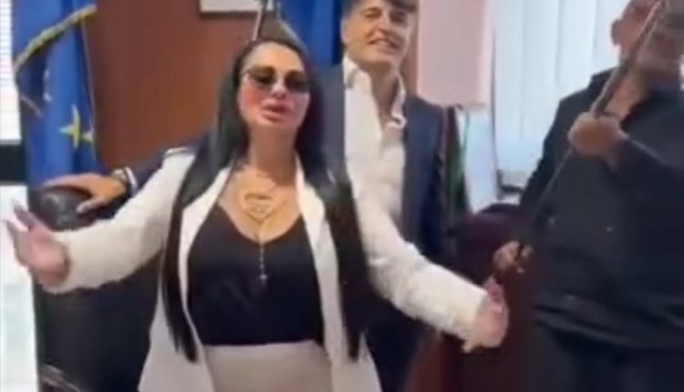 Regione Campania: Azione scarica il suo consigliere regionale dopo il video-trash con i tiktoker Rita De Crescenzo e Napolitano