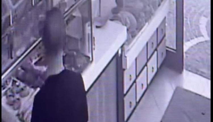A San Sebastiano al Vesuvio, entra in panetteria e ruba la cassetta con le mance dei dipendenti: il video del furto pubblicato sui social
