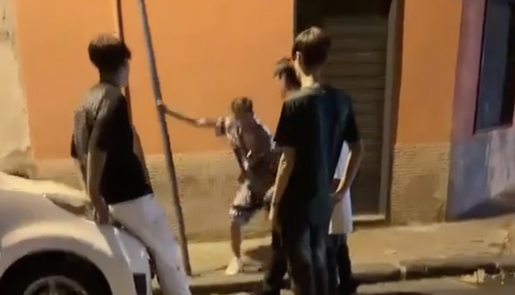 A Ottaviano in 5 picchino e insultano un disabile, denunciati e poi identificati. Francesco Emilio Borrelli: “Siano identificati e convocati i genitori”