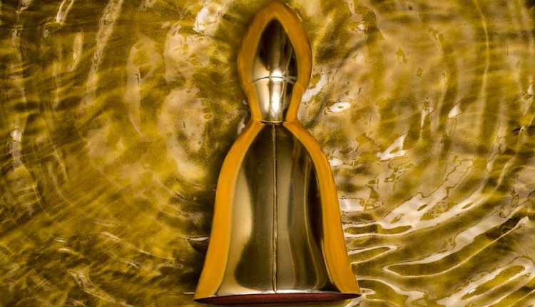 Un San Gennaro d’oro pop sotto il Murales di Maradona: è il dono che il maestro Alessandro Flaminio fa a Diego e a tutta Napoli