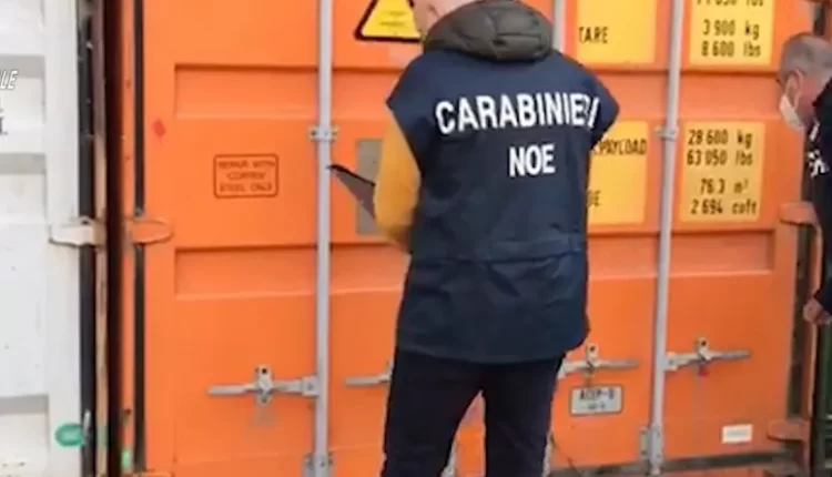 Sequestrate 370 tonnellate di rifiuti per fusione diretti in Turchia: l’operazione dei carabinieri, il carico era bloccato nel porto di Napoli