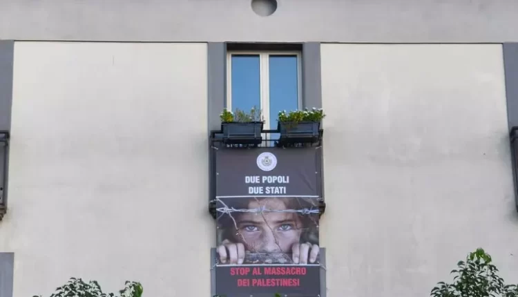 Stop al massacro”, poster sula facciata del municipio di Pomigliano d’Arco