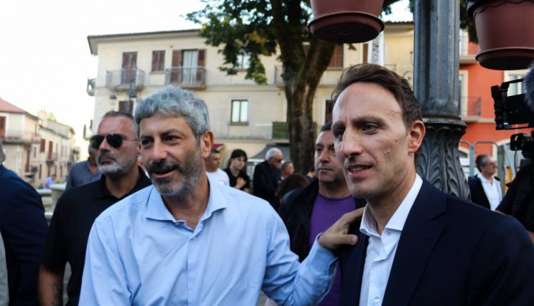 ELEZIONI REGIONALI DELLA CAMPANIA 2025 – Nel centro sinistra va avanti il “campo largo” ma aumentano le frizioni tra i deluchiani e i 5 Stelle, nonostante la “benedizione” dell’ex ministro Mastella