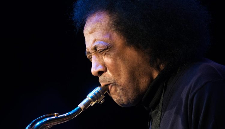 James Senese, oggi i funerali nel ‘suo’ quartiere: il rito nella parrocchia di Miano, alla periferia di Napoli