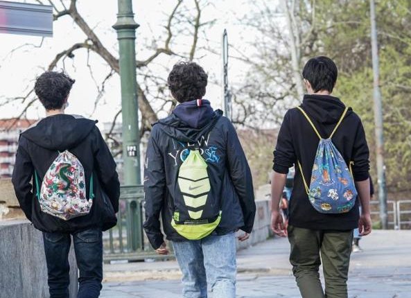 In Campania meno della metà degli adolescenti legge, solo uno su tre fa attività fisica: i dati tristi di uno studio Save The Children