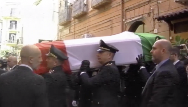 Funerali del poliziotto ucciso Aniello Scarpati, il feretro avvolto nel Tricolore: in chiesa evangelica anche il ministro Piantedosi e il capo della polizia Pisani