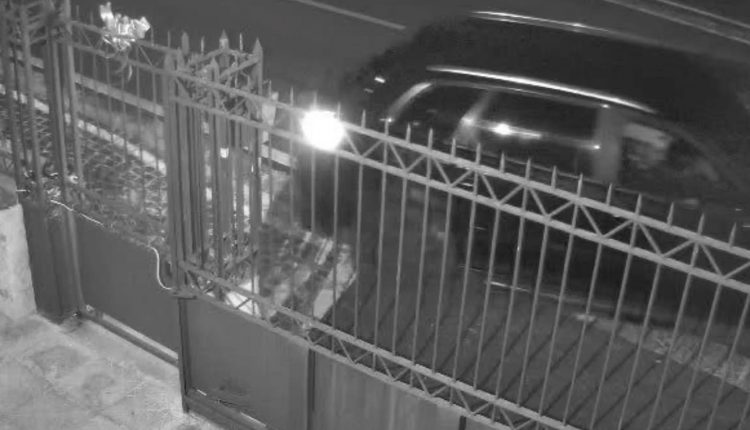 I carabinieri della tenenza di Cercola intercettano l’audi dei rapinatori seriali di appartamento, loro scappano sui binari. Intanto gira tra Pollena Trocchia e Cercola anche un’auto bianca, sempre Audi