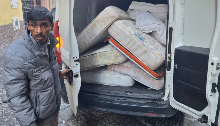 Basta sovraffollamenti nelle case a Palma Campania, i cittadini si adeguano alla stretta del Comune.Il sindaco Donnarumma: “È motivo di soddisfazione vedere che i cittadini bengalesi di Palma Campania stanno rispettando le norme poste a tutela della sicurezza collettiva”