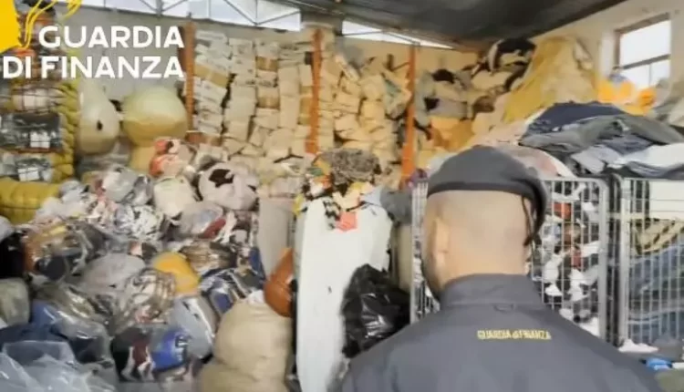 Riciclavano vestiti usati, sequestrata fabbrica abusiva a Ercolano: i finanzieri di Portici trovano 65 tonnellate di infiammabili ma nessun sistema antincendio