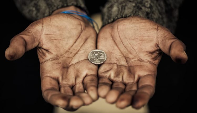 Povertà: il 43% dei campani vulnerabili, il 13% non si cura più: i dati del dossier di Caritas Campania. In Campania si vive in media 2 anni in meno