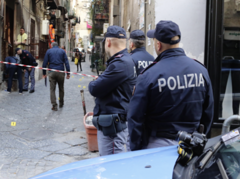 Sette fermi per la sparatoria tra giovani a piazza del Plebiscito: è la faida tra i “guaglioni” del Pallonetto di Santa 