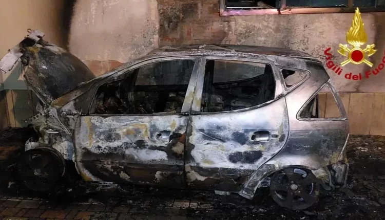 Auto in fiamme Tra Sant’Anastasia e Casalnuovo, danni anche ad alcuni negozi: indagano i carabinieri