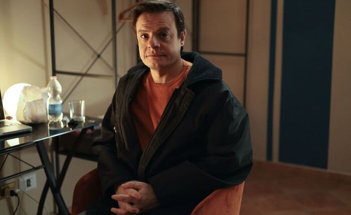 Esce in sala “Averno Hotel” di Pino Carbone, tutta Napoli in una stanza. Scritto da Maurizio Braucci, nel cast anche Musella, Truppo, Rizzo