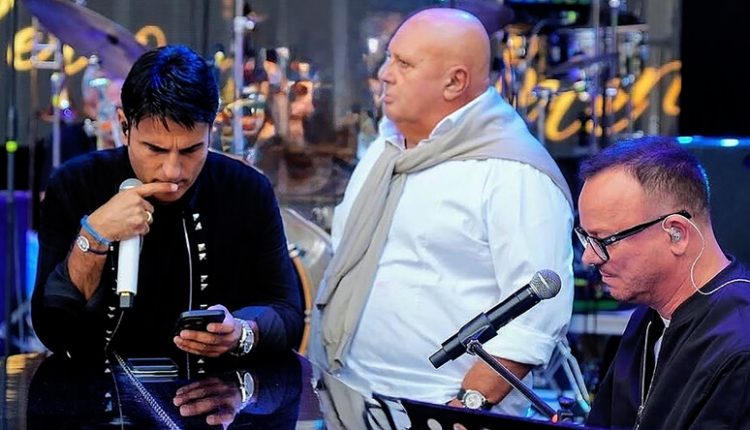 La musica italiana piange la scomparsa di Vincenzo D’Agostino, il poeta che ha saputo tradurre l’anima di Napoli in versi universali: carriera immensa da Mario Merola a Gigi D’Alessio e Sal Da Vinci