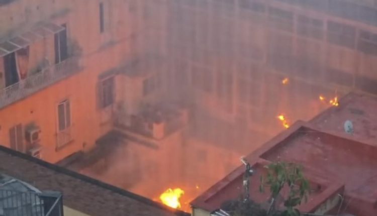 Incendio nel cuore di Napoli, in via Chiaia: le fiamme hanno coinvolto il teatro Sannazaro. “Napoli non dimentica. Napoli ricostruisce” dice il vice presidente della Camera di Commercio di Napoli Fabrizio Luongo
