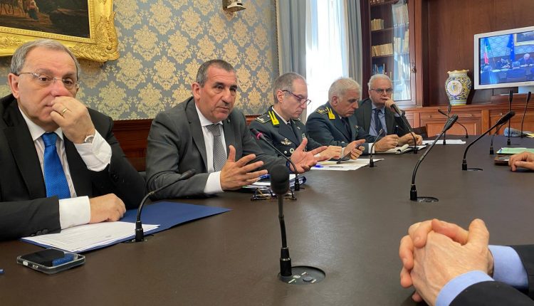 Lotta allo sversamento dei rifiuti che devastano il Vesuvio: il Prefetto Di Bar incontra i sindaci del territorio e le associazioni impegnate contro la Terra dei fuochi 