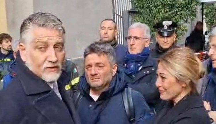 Teatro Sannazaro distrutto dalle fiamme, il Ministro della Cultura Giuli a Napoli: incontro con i proprietari e tavolo in Prefettura