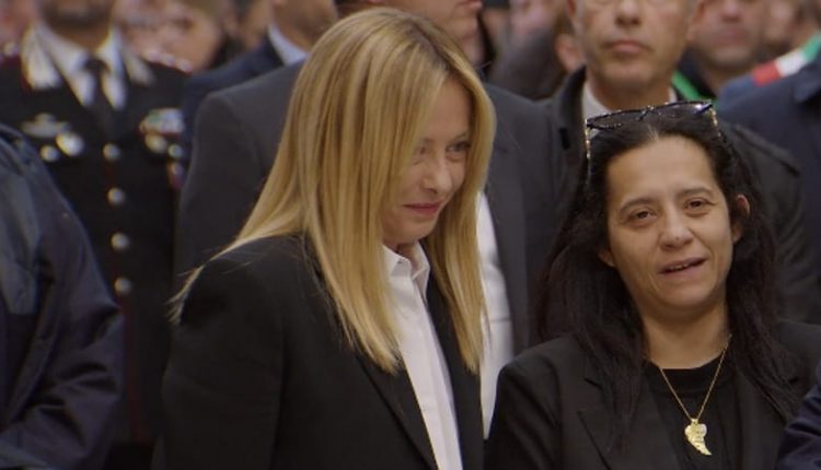 La premier Giorgia Meloni ai funerali del piccolo Domenico, accolta dal Prefetto di Napoli saluta i genitori