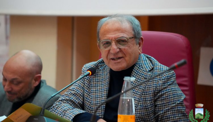 Presentati a Sant’Anastasia i Piani Operativi Comunali, soddisfatto il sindaco Esposito: “Un piano che non si limita a gestire l’esistente, ma che immagina concretamente il futuro della nostra città.”