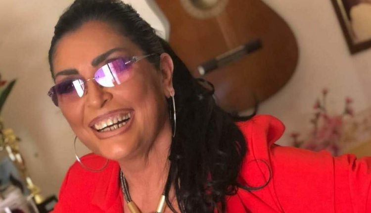 Addio a Cinzia Oscar, voce della canzone napoletana: aveva 63 anni: a dare l’annuncio della scomparsa è stato il figlio, il cantante Marco Calone