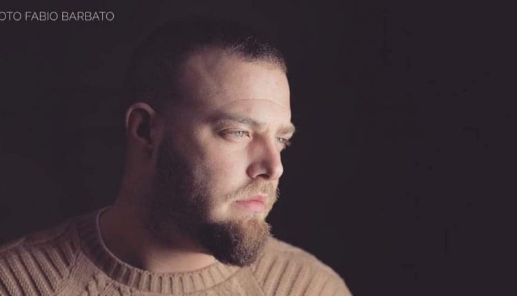 Foglio di via da Palermo pe l’artista vesuviano Antony, l’avvocato Gili chiarisce la questione: “Antony è  del tutto estraneo ad eventuali irregolarità del Bingo e non poteva conoscere i partecipanti alla festa a Palermo”