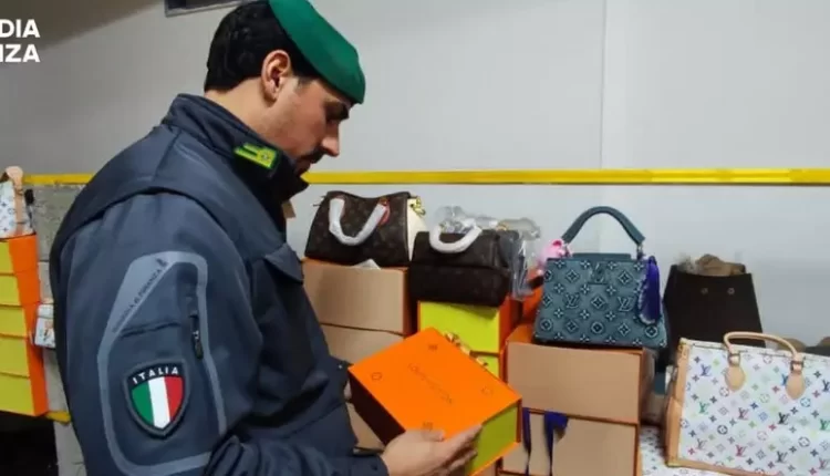Scoperto e sequestrato un centro commerciale del falso da 530 mq: in esposizione 25mila pezzi tra capi di abbigliamento e accessori di 40 griffe false