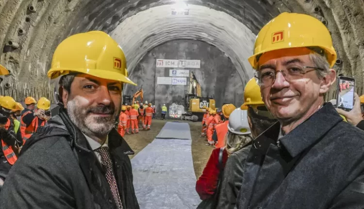 Abbattuto il diaframma della stazione Eav Di Vittorio, ora Capodichino è più vicino: il Governatore Fico e il Sindaco Manfredi presenti al lavoro di Eav per allungare linea1 Anm