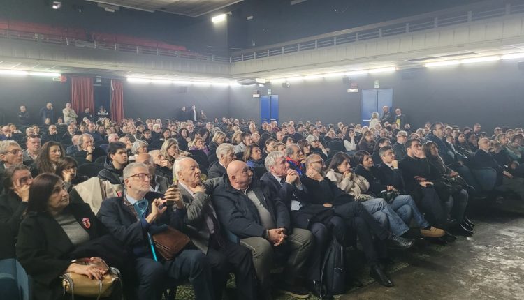 ELEZIONI PORTICI 2026 – I federati fanno sold out a teatro, continuano gli incontri: sempre più lontano l’accordo col Pd