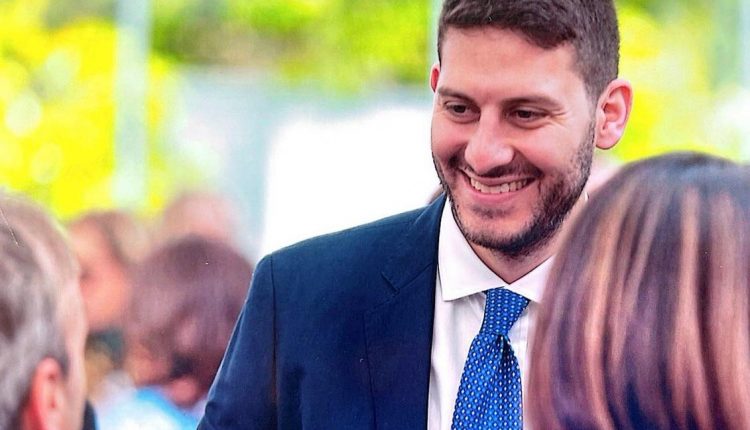 ELEZIONI PORTICI 2026 – Pietro Cuomo il figlio del super assessore regionale e sindaco per 20 anni si candida alle amministrative. “Papà è un punto di riferimento, ma da sempre preferisco l’indipendenza. Portici la vorrei più ordinata, ma credetemi l’ho vista crescere tantissimo”